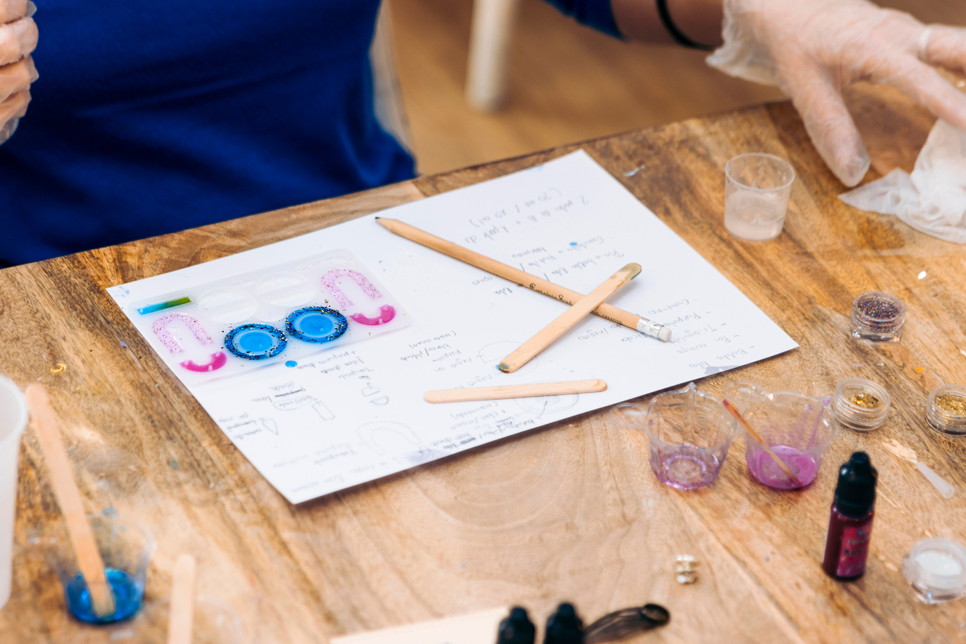 Epoxy jewelry workshop. Creative Jewelry: Women Design and Decorate Epoxy Earrings in Workshop